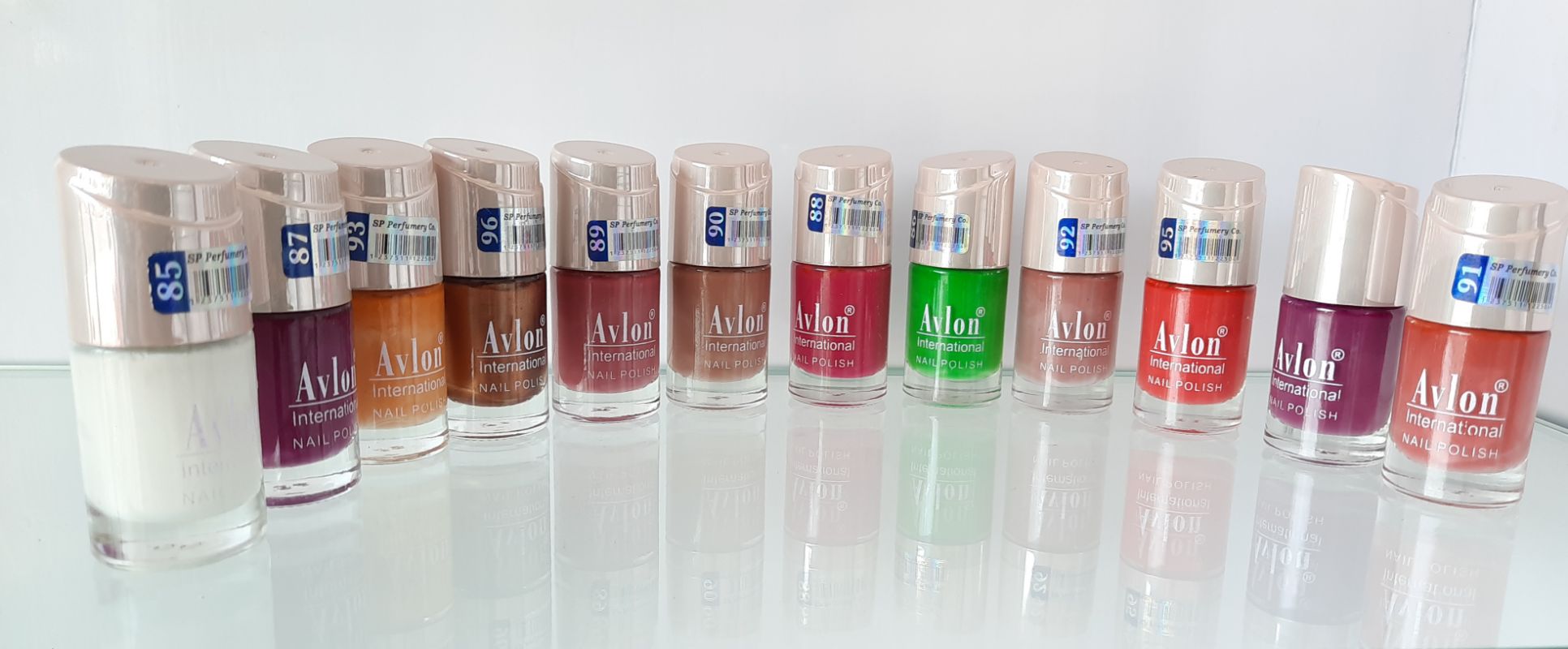 Buy Avlon International Glossy Finish Combo Pack of -5 Long Lasting Nail  Paint/Polish with Chip Resisting & Quick Drying Formula -Shades:-Ferrari  Red,Cherry Blossom,Red Metal,Daziling Red ;15 ml Online at  desertcartParaguay
