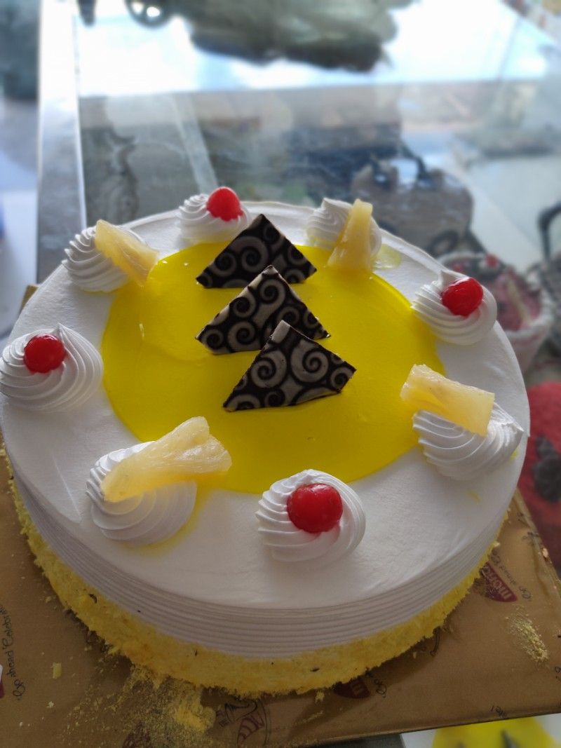 Online Cake Delivery | Dreamy Creamy Pineapple Cake | Winni | Winni.in