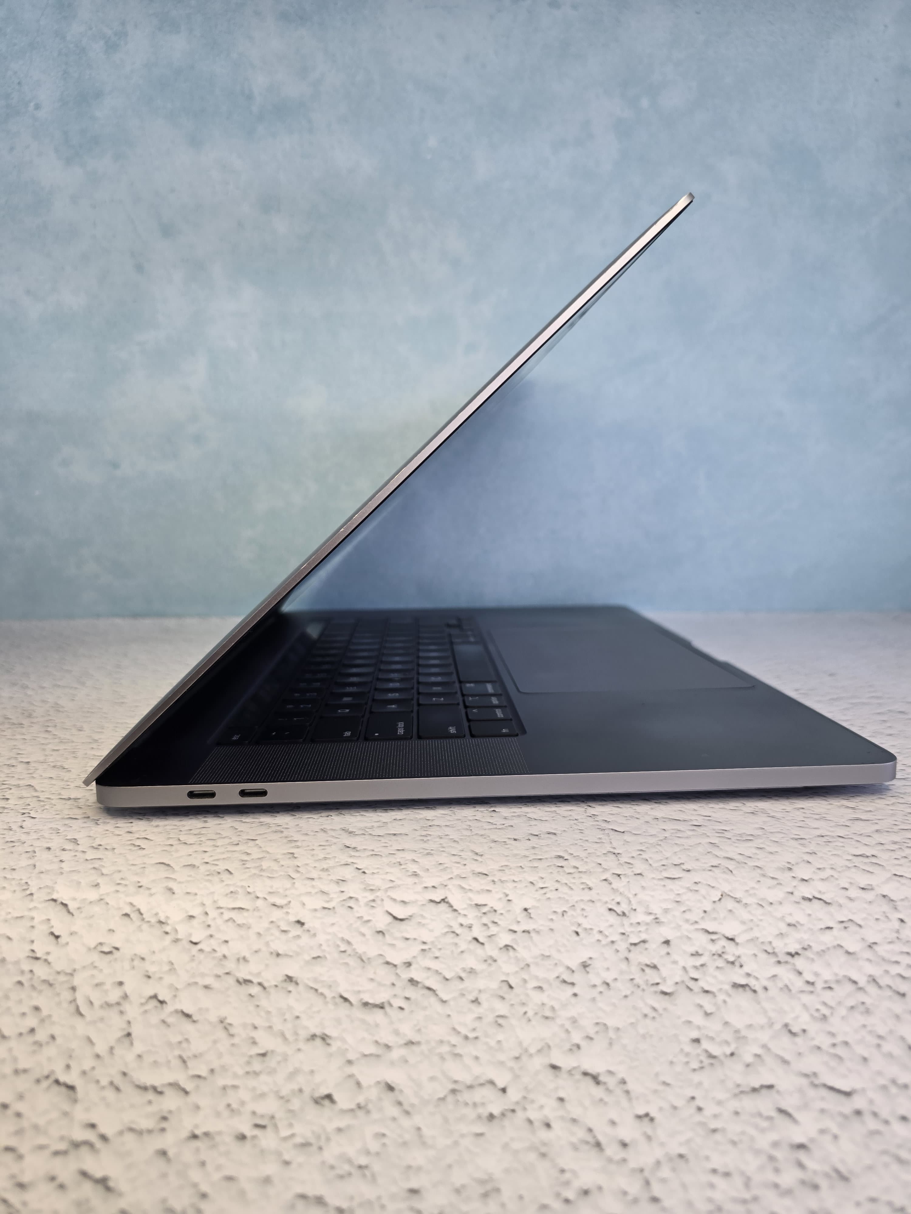 Apple 2019 MacBook Pro A2141 Core i7 16GB 500GB