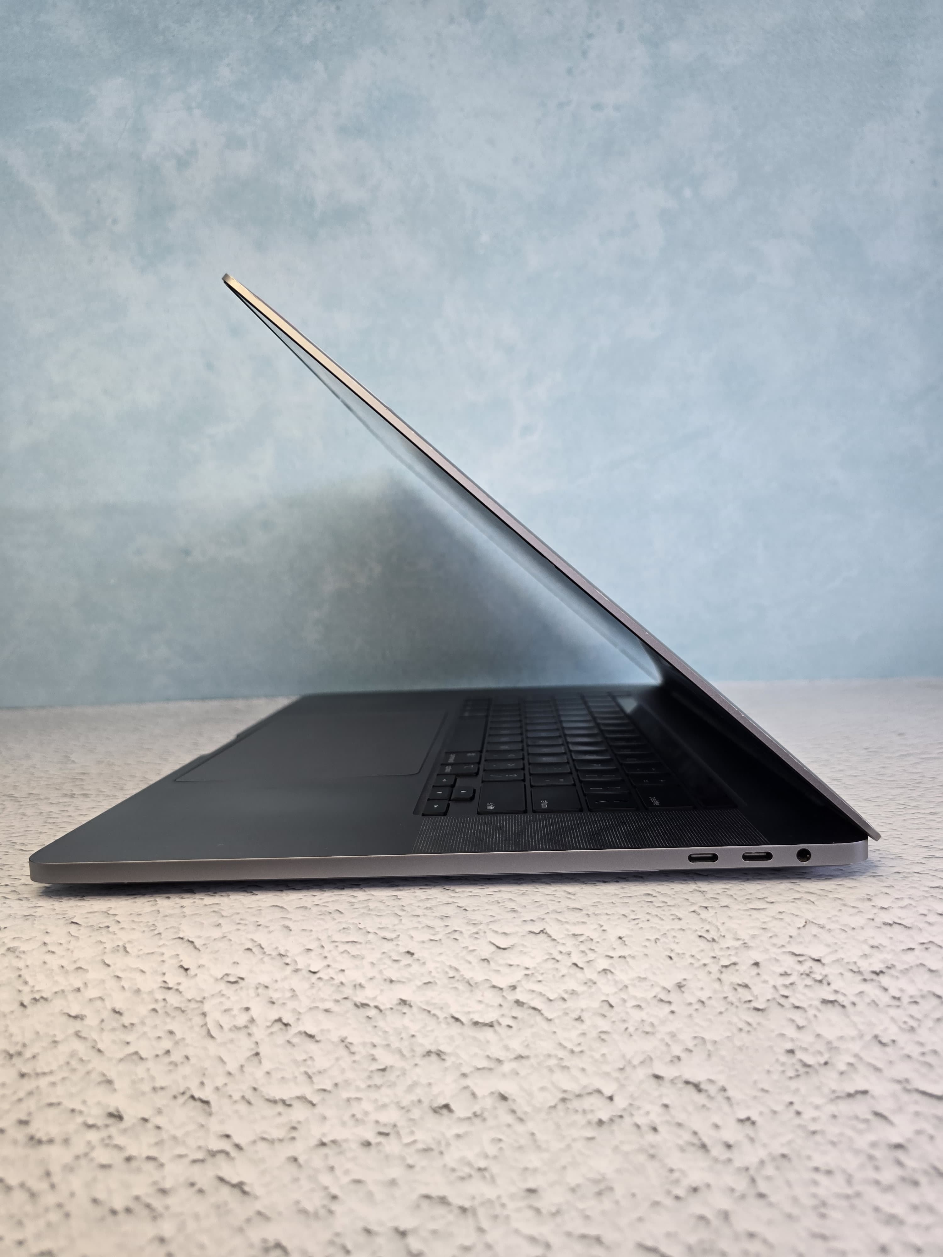 Apple 2019 MacBook Pro A2141 Core i7 16GB 500GB