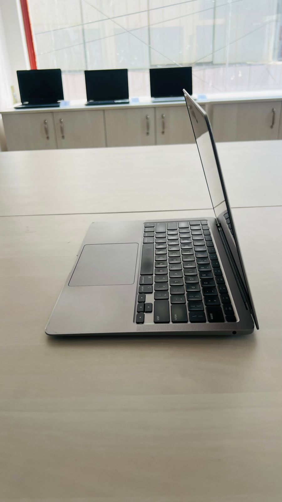 Apple MacBook Air a2337 - 2020 - M1 chip 16gb ram, 256gb ssd