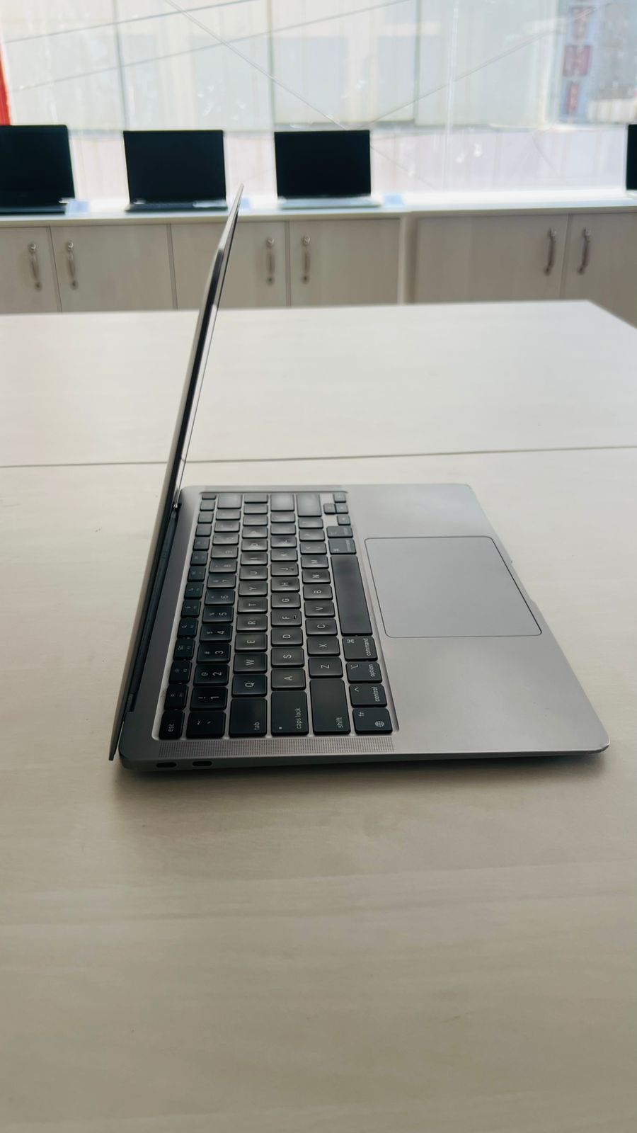 Apple MacBook Air a2337 - 2020 - M1 chip 16gb ram, 256gb ssd