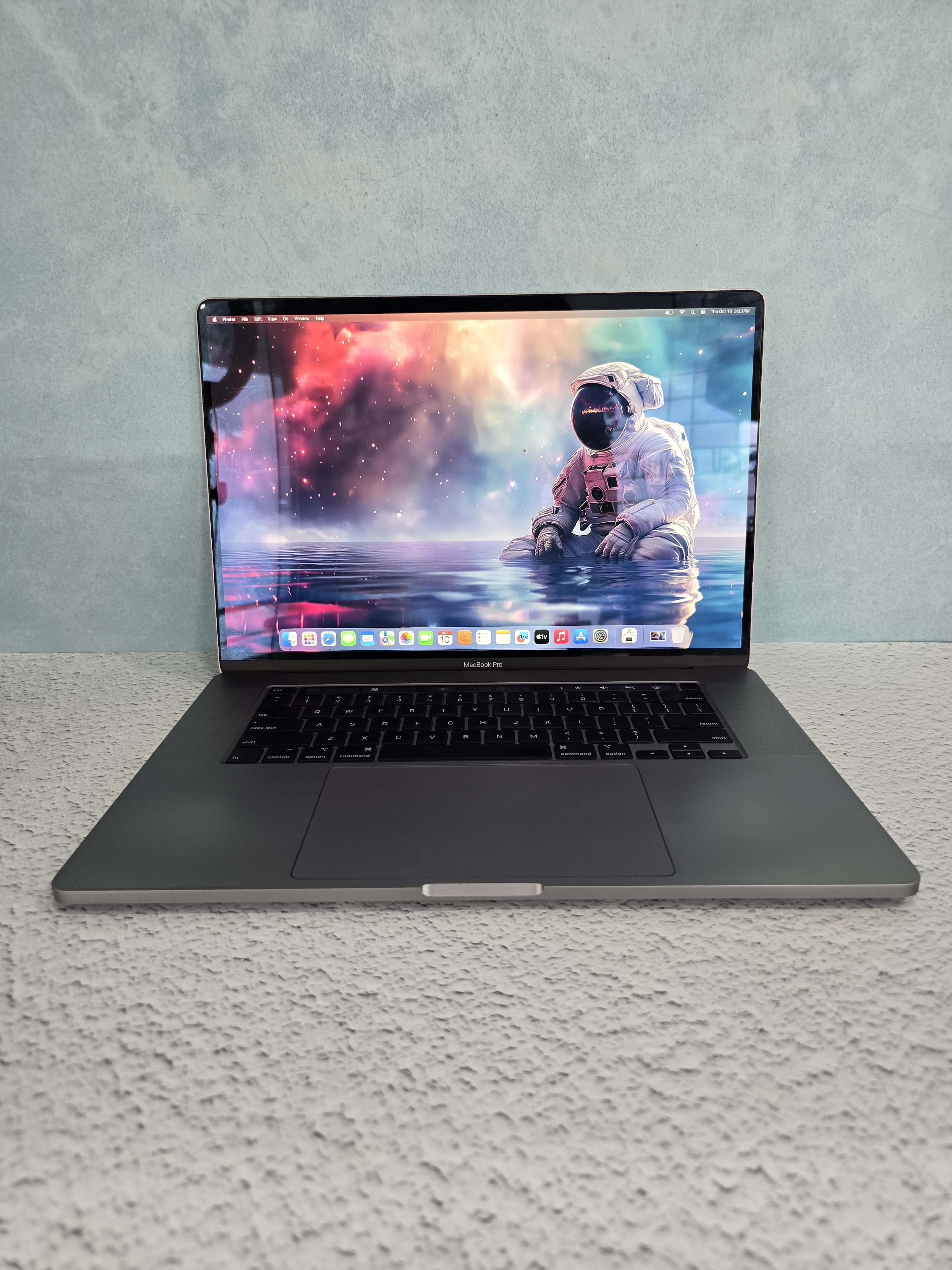 Apple 2019 MacBook Pro A2141 Core i7 16GB 500GB