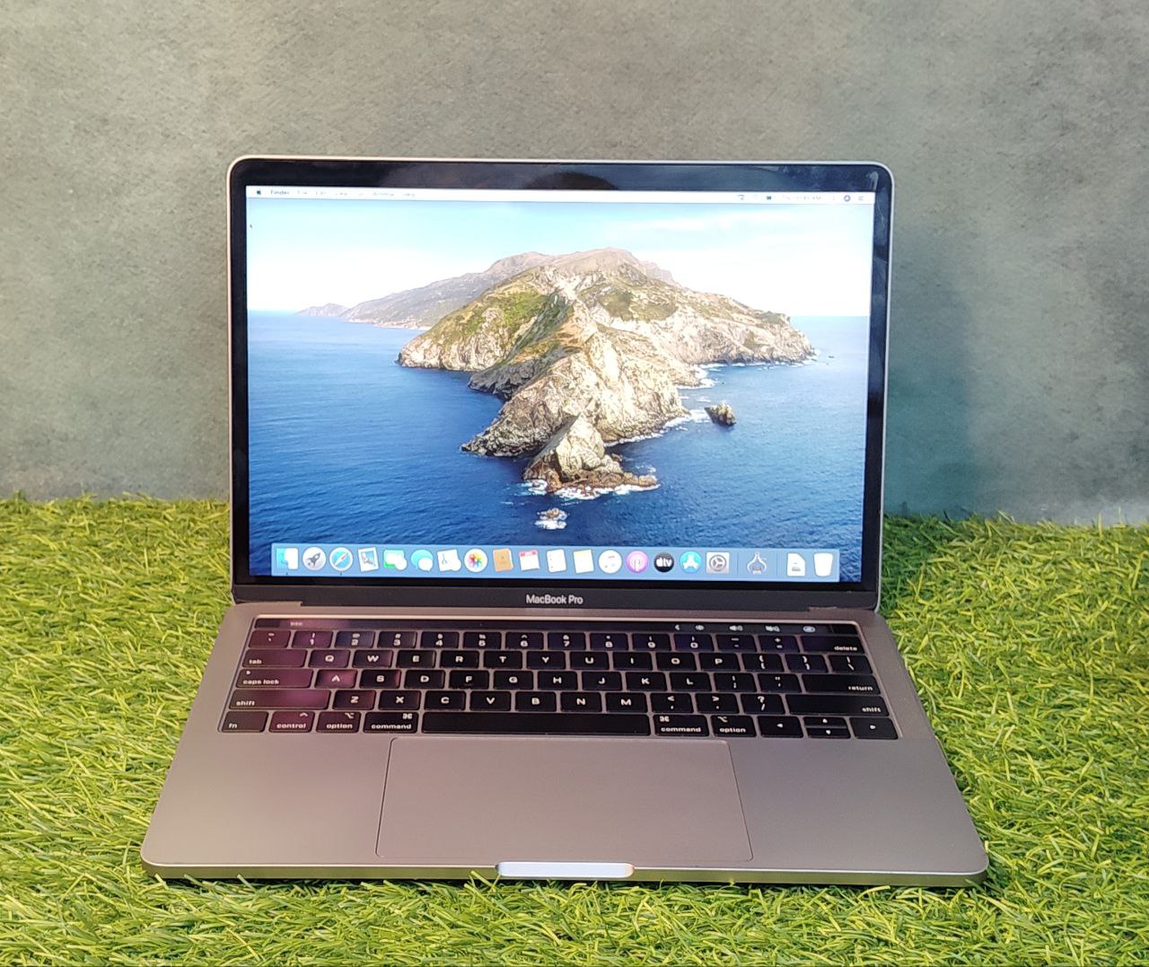 MacBook Pro 13 Retina / メモリ8GB / 256GB 13-inch MacBook Pro: Apple M2 chip with 8-core CPU and 10-core GPU