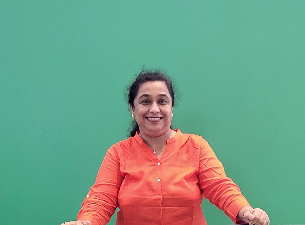 Professional mentor headshot - confident and approachable portrait