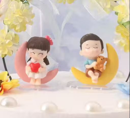 Cute Crescent Moon Couple Dolls Pair Showpiece Miniature Figurine Romantic Gifts Wedding Decor Cake Decor Showpiece (1 Boy & 1 Girl) (Small)