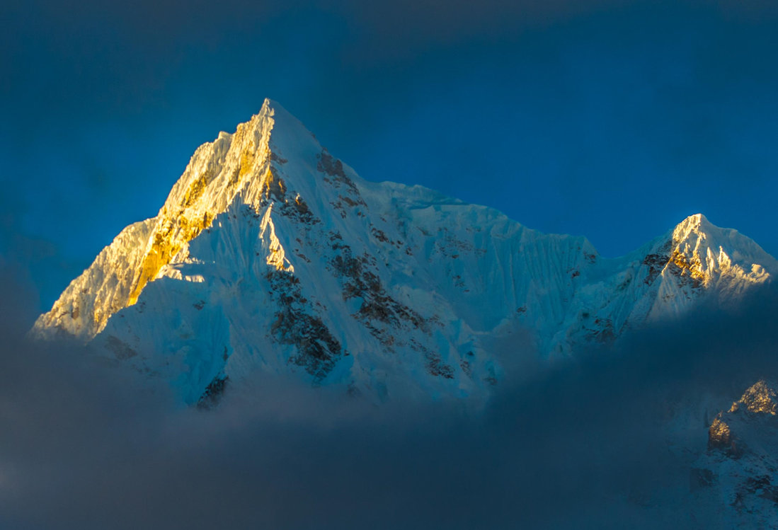 Description: siniolchu mountain in Sikkim Himalayas