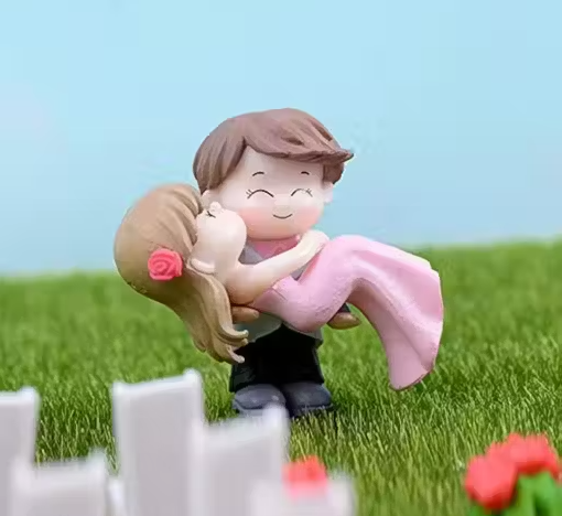 Romantic hug couple resin showpiece