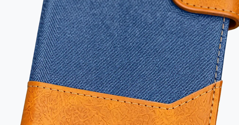 Detailed texture close-up of the premium denim and genuine leather on the Accesorios Vivo V60 phone case.