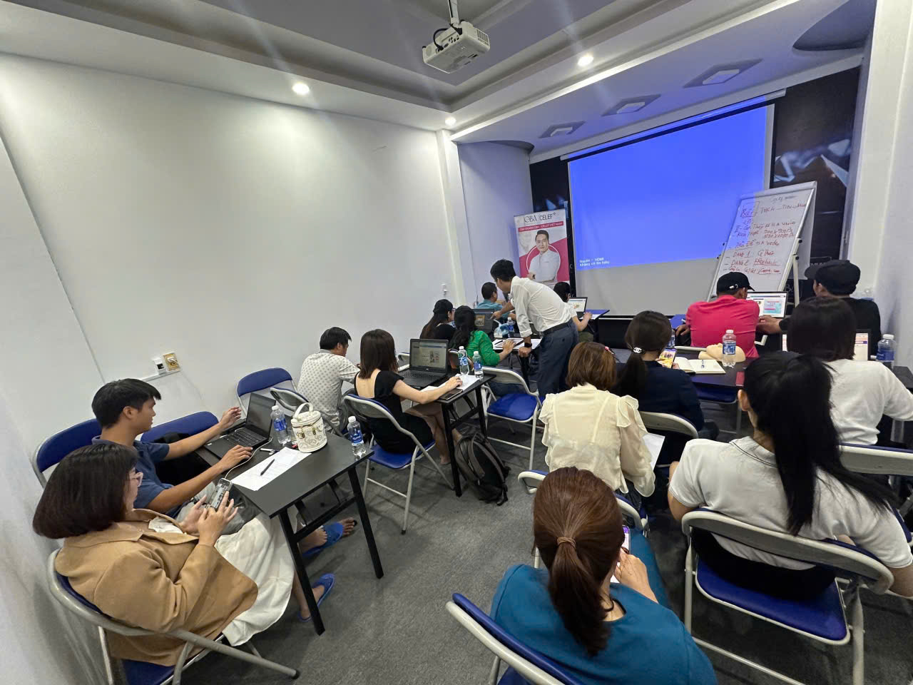 Học viên đang thực hành quảng cáo 
