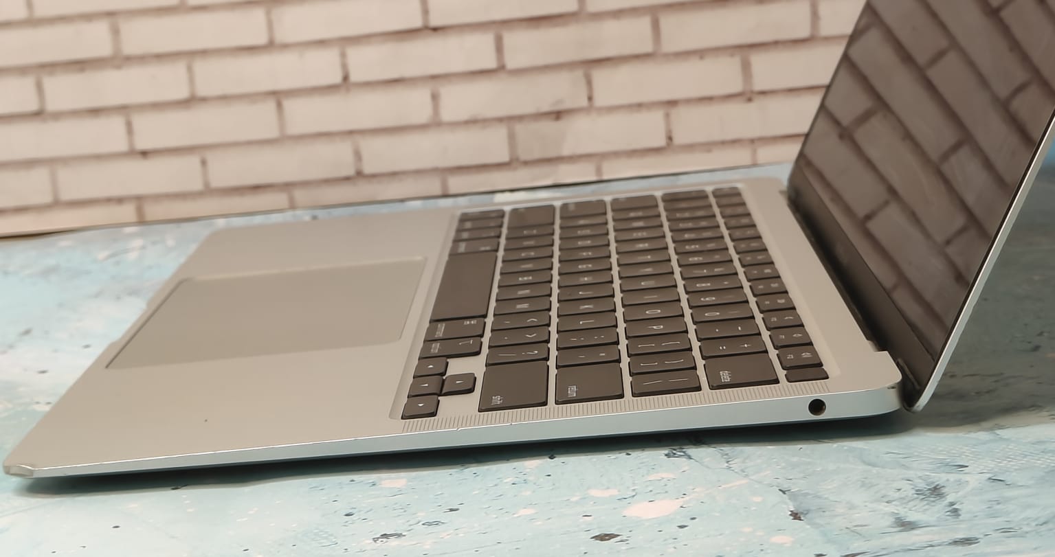 Apple 2020 Macbook Air M1 A2337 | Pre-Owned 13.3 Inch